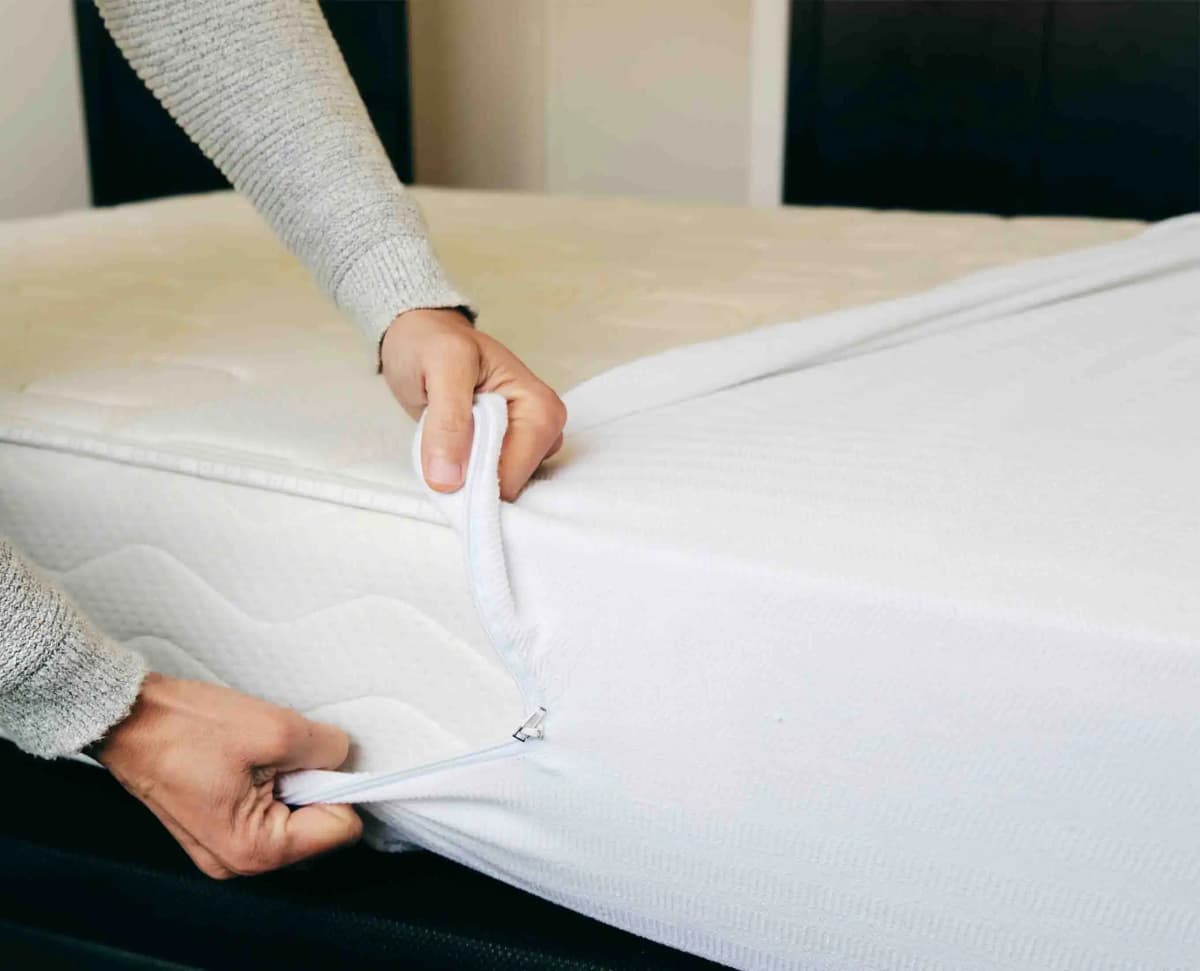guide visuel d'une installation de housse matelas anti punaises de lit
