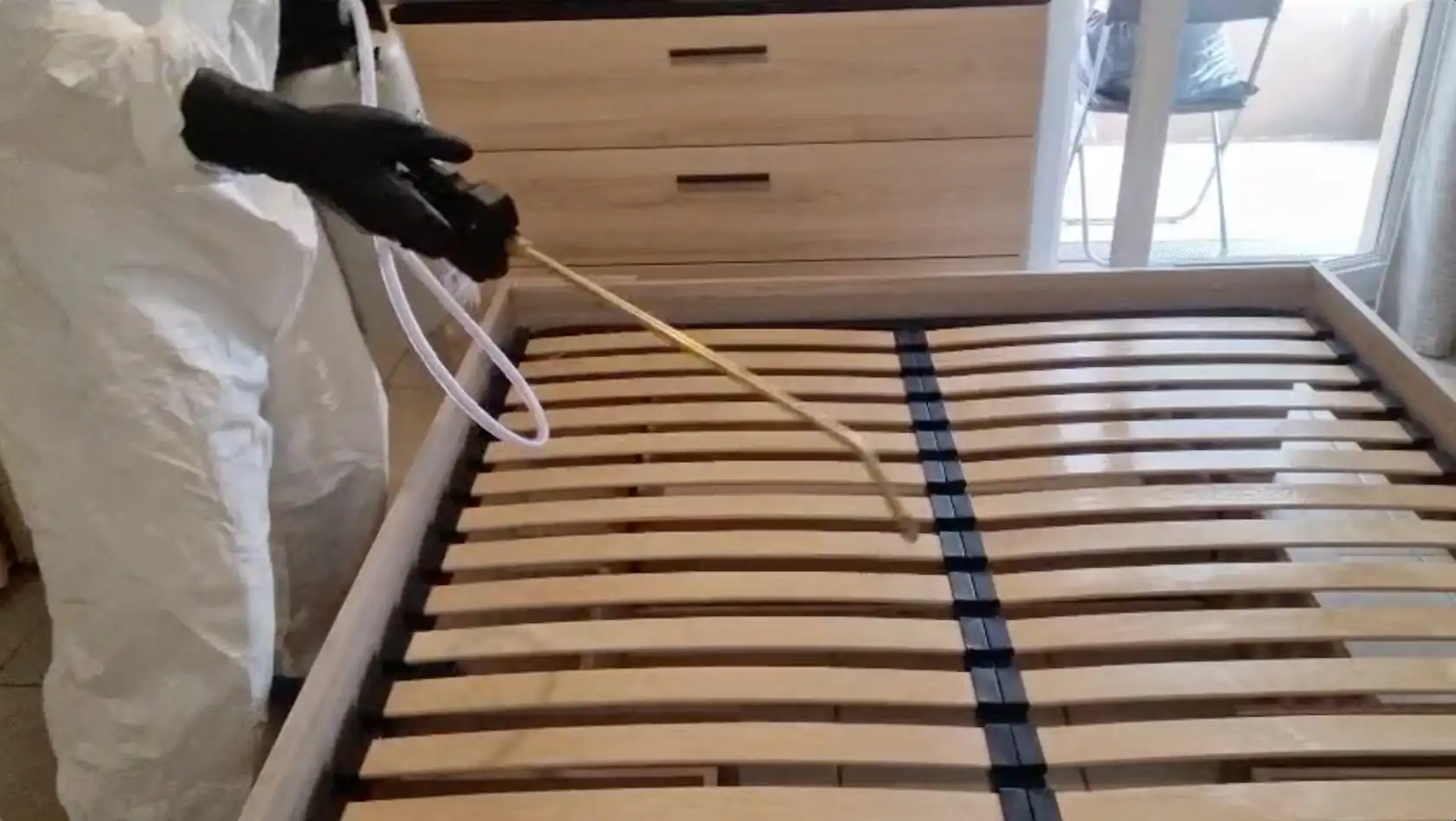 Pulvérisation professionnelle contre les puces dans un logement à Décines-Charpieu