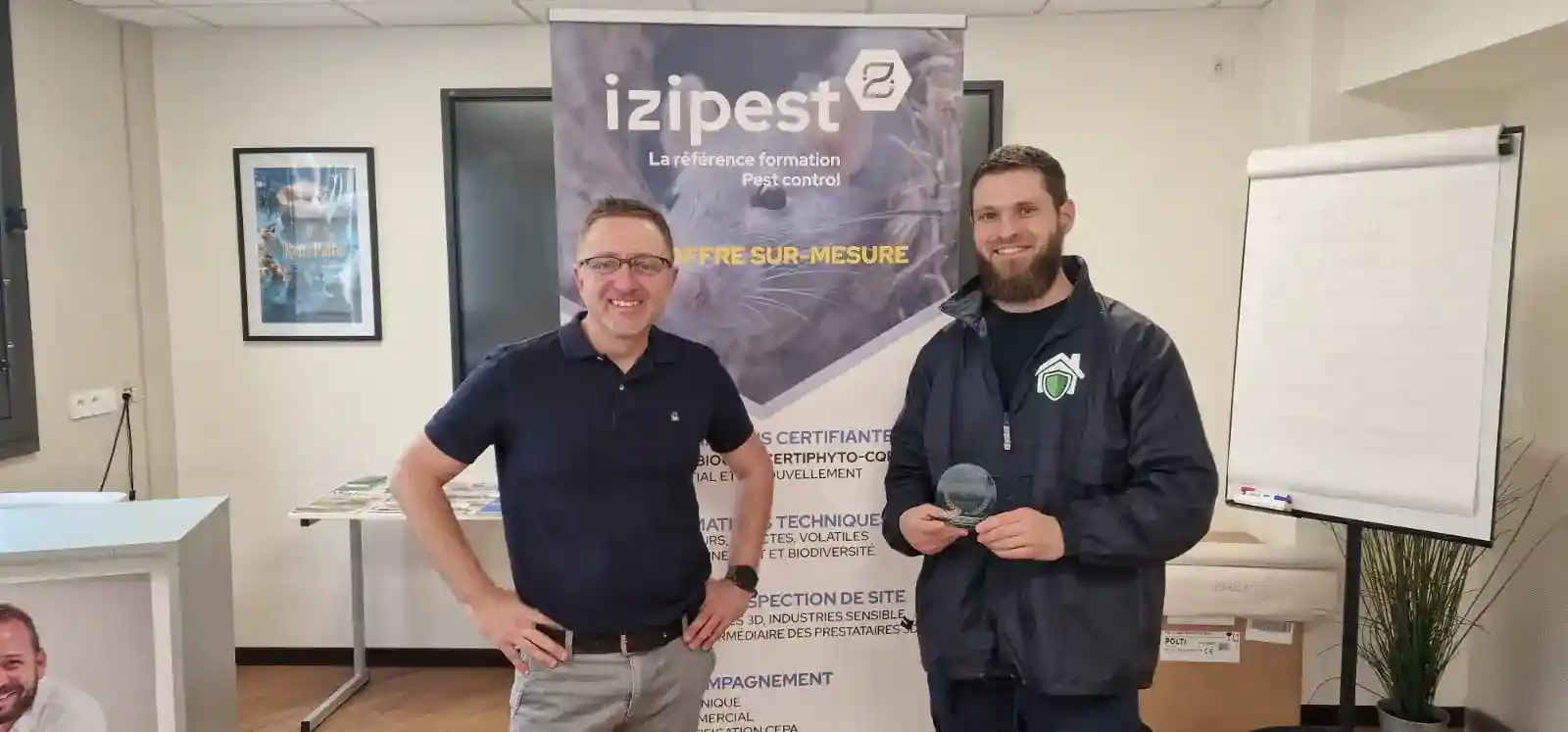 Trophée Izipest remis à Nuisi'Guard pour l'excellence et la performance